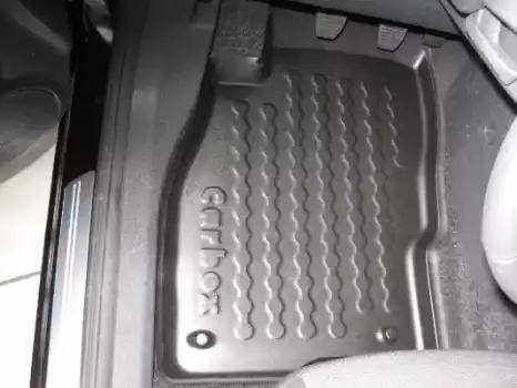 Carbox 404122000 - Резиновый коврик с защитными бортами autodif.ru