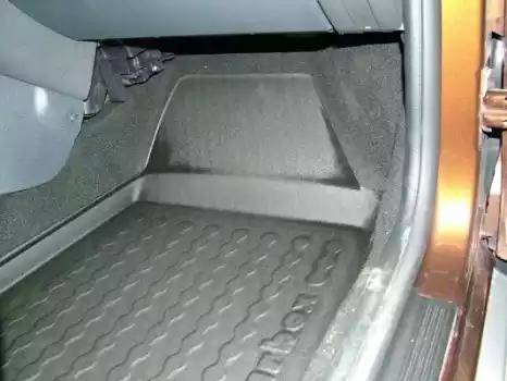 Carbox 413946000 - Резиновый коврик с защитными бортами autodif.ru